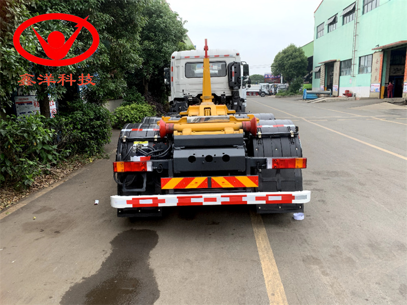 25吨东风天锦勾臂垃圾车