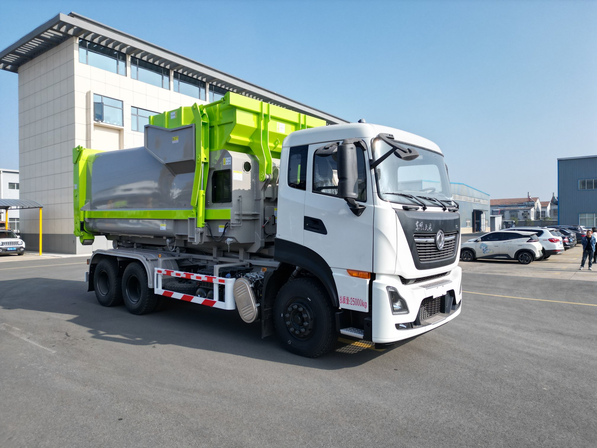 东风天龙勾臂车、18方移动压缩垃圾站批量出货啦